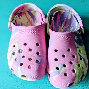 CROCS tye dye toddler size 9
